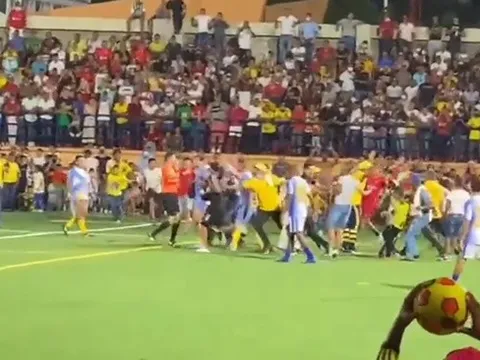 Tiền đạo Liverpool ghi bàn làm 'vỡ sân'