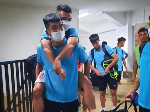 Tiền đạo U19 Việt Nam chấn thương nặng sau trận gặp Indonesia
