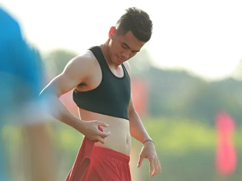 Tiến Linh để lộ chấn thương khi thay áo tập