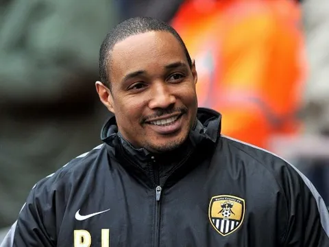 "Tiền vệ Man Utd đó còn chẳng biết sút bóng"