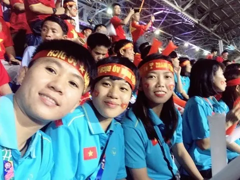 Tiếp lửa U22 Việt Nam, các cô gái vàng vẫn không quên 'thủ tục'