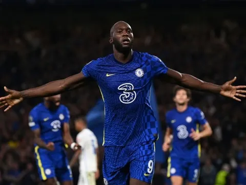 Tiếp tục dội bom, Lukaku được Patrice Evra tung lên mây