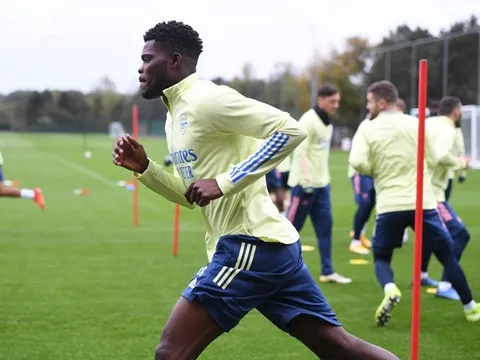 Tỏ rõ sự nghiêm túc, tân binh Arsenal lại khiến NHM bấn loạn