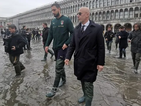 Toàn thắng tại vòng loại EURO, Italia có hành động khiến người hâm mộ ấm lòng