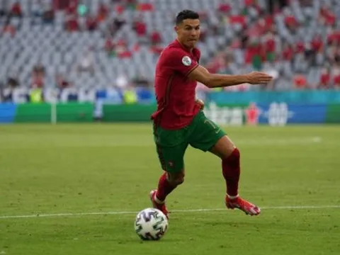 Tốc độ kinh hoàng trong màn nước rút 97 mét của Ronaldo