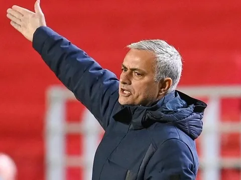"Tôi không hài lòng, Mourinho hơi trẻ con"