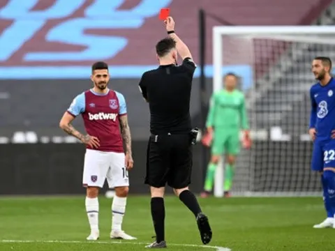 'Tôi không thể tin đó là thẻ đỏ. Thật nực cười!'