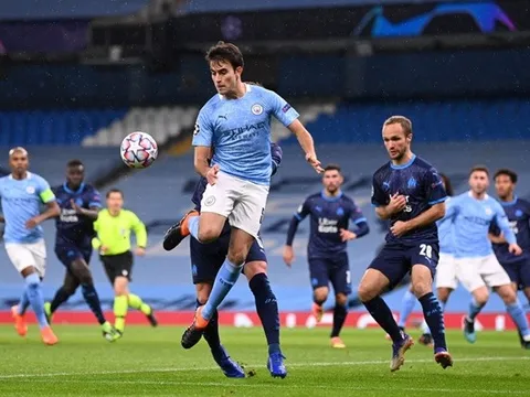"Tôi may mắn hơn Pique vì đã chơi cho CLB xuất sắc nhất thành Manchester"
