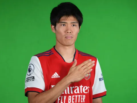 Tomiyasu đến Arsenal, sắm vai model bên 3 mẫu áo đấu 2021/22