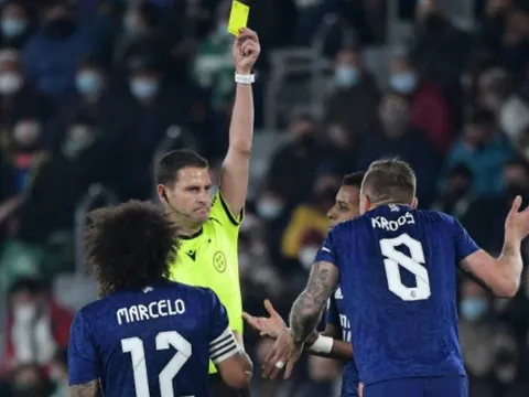 Toni Kroos thét lên khi phải nhận thẻ phạt ma