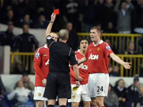 Top 10 cầu thủ nhận thẻ đỏ nhiều nhất lịch sử Man Utd: "Con quỷ" tuyến giữa vô đối