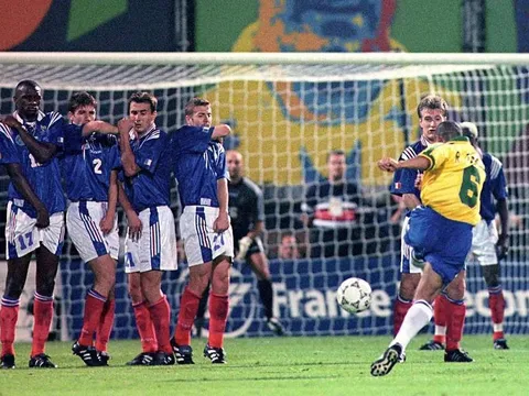 Top 10 hậu vệ ghi nhiều bàn thắng nhất thế kỷ 21: Roberto Carlos chào thua "hậu bối"