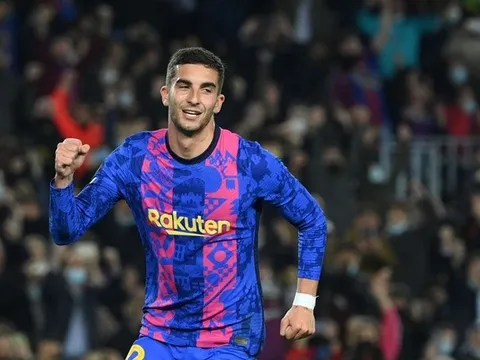 Torres gây chú ý vì xuất hiện trong diện mạo kỳ lạ