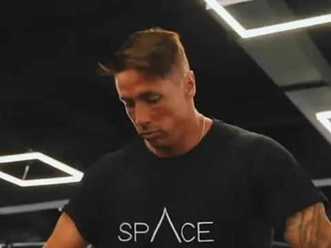 Torres khoe thân hình lực lưỡng trong phòng tập