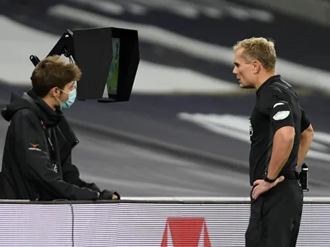 Tottenham giành 3 điểm, Mourinho vẫn cay cú trọng tài chính