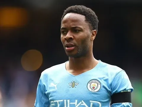 Tottenham và Arsenal nhận cú tát trời giáng từ Sterling