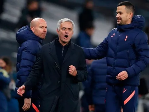 Tottenham thắng Derby London, Mourinho thực hiện động thái gây bão