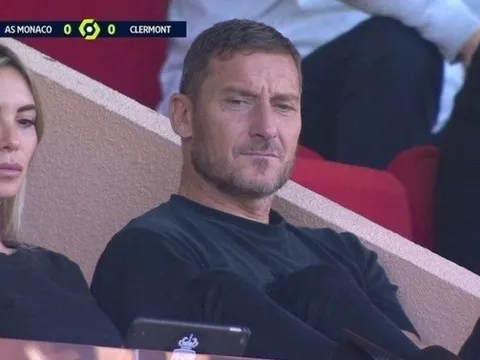 Totti công khai bạn gái mới
