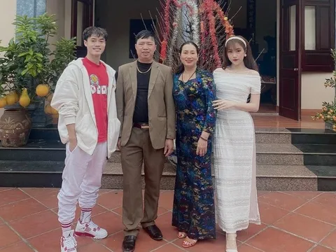 Trần Minh Vương xây nhà tặng mẹ, tuyển thủ Việt đăng ảnh sum vầy bên gia đình 