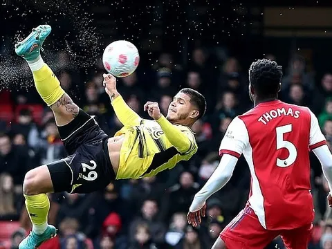 Trận Watford - Arsenal tái hiện siêu phẩm ngả bàn đèn của Rooney