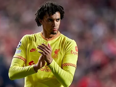 Carragher gọi sao Liverpool là bậc thầy chuyền bóng