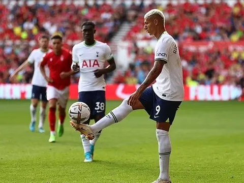 Trêu ngươi đối thủ, Richarlison bị Carragher chỉ trích