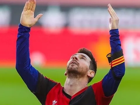 Tri ân Maradona, Messi vô tình "gây hấn" với FIFA