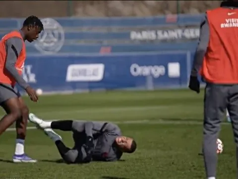 Khiến Mbappe đau đớn, sao PSG bị khủng bố trên MXH