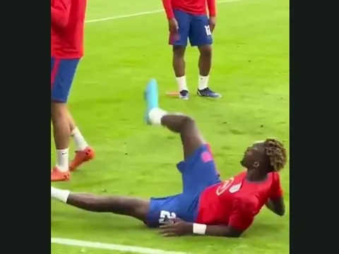 Trò cưng Mourinho thành ‘cây hài’, đội tuyển Anh cười hả hê