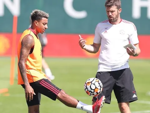 Trở lại Man Utd, Jesse Lingard được Michael Carrick chỉ bảo tận tình