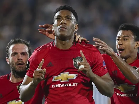 Trở lại sau 2 tháng, Martial đem về ngôi đầu bảng cho Man Utd