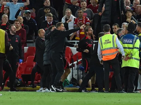 Trợ lý của Klopp bị phạt, cấm tham gia trận đấu