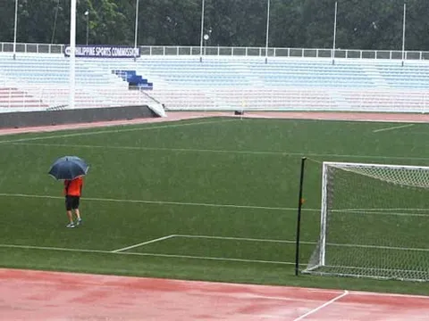 Trợ lý thầy Park "đội mưa" đi soi mặt sân Rizal Memorial