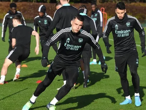 Trở về từ Dubai, Arsenal tập luyện chuẩn bị trở lại NHA
