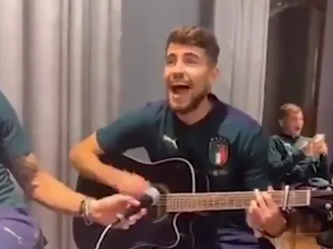 Trở về tuyển Ý, sao Chelsea trổ tài đánh đàn guitar