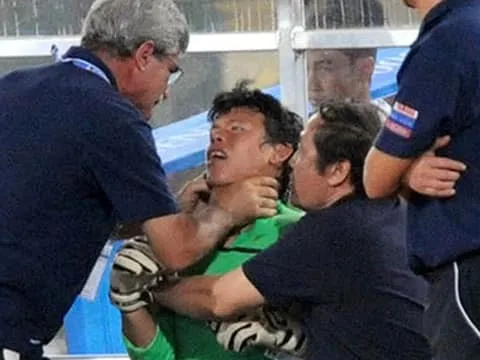 Tròn 10 năm HLV Calisto bóp cổ Tấn Trường và sự thật đã phơi bày!