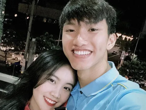 Trốn đội, Văn Hậu "đánh lẻ" với người yêu sau chung kết