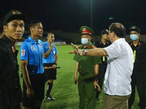 Trọng tài được cảnh sát cơ động hộ tống rời sân Thanh Hóa