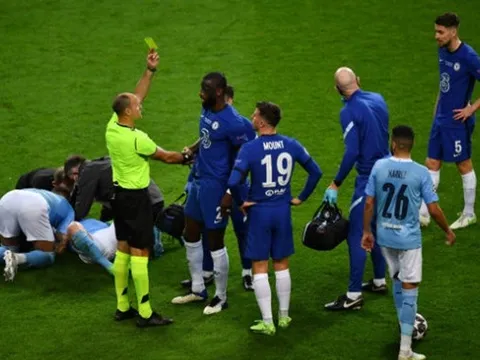 Trọng tài kéo sao Chelsea dậy phạt thẻ, Kepa làm 1 điều với Aguero đau đớn