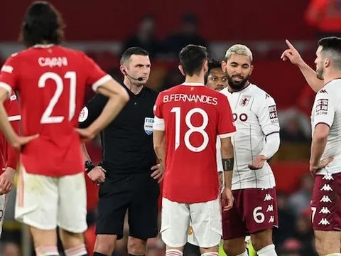 Trọng tài khoác vai cầu thủ MU khi trận đấu đang diễn ra