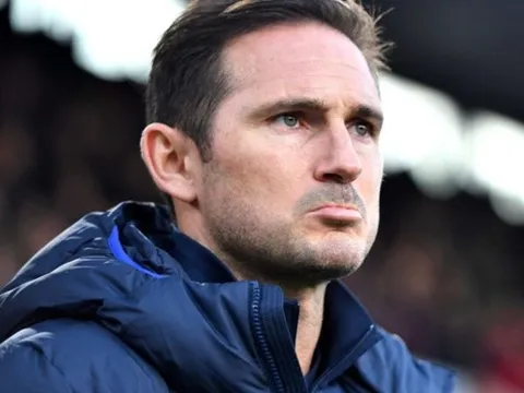 Trọng tài làm điều bất ngờ ở phút 90, Lampard không tin vào mắt mình