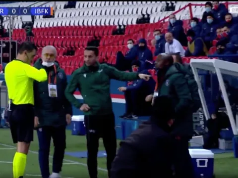 Trọng tài phân biệt chủng tộc, trận PSG - Istanbul BB hoãn ngay hiệp 1