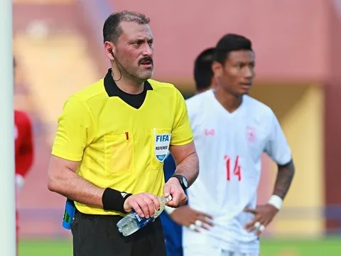 Trọng tài SEA Games xin dừng trận đấu để uống nước