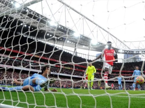 Trọng tài tăng tốc đột ngột, che tầm nhìn sao Arsenal