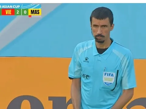 Trọng tài U23 châu Á có nét giống Đen Vâu