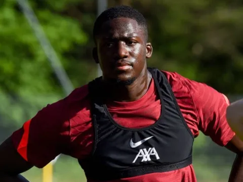 Trông thấy Konate, Klopp đến làm 3 điều