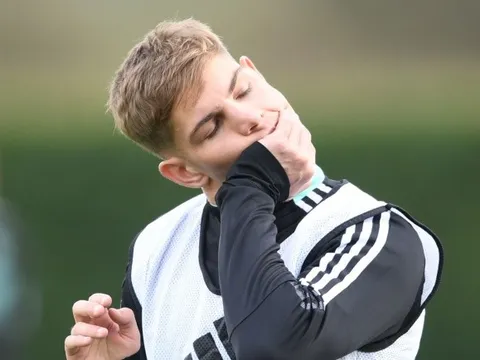 Trụ cột khỏi COVID, Saka chỉ trỏ, Martinelli khiêu vũ với bóng