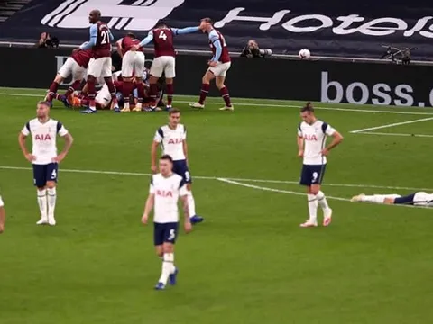Cà khịa chưa đúng lúc, CĐV Tottenham nhận gạch đá từ dàn sao West Ham