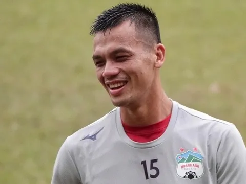 Trung vệ HAGL được AFC vinh danh