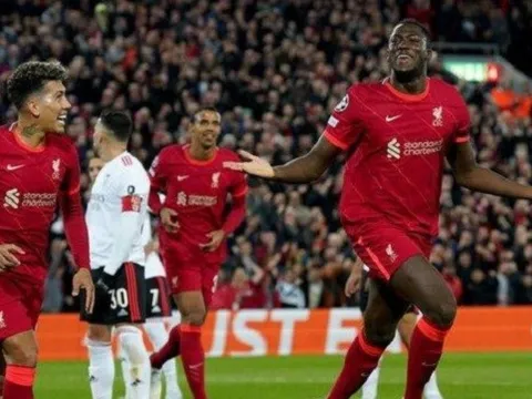 Trung vệ lại ghi bàn, Liverpool vào bán kết trong mưa bàn thắng
